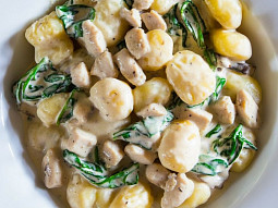 Gnocchi s česnekem, špenátem a kuřecím masem