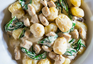Gnocchi s česnekem, špenátem a kuřecím masem