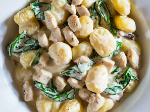 Gnocchi s česnekem, špenátem a kuřecím masem