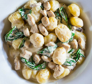 Gnocchi s česnekem, špenátem a kuřecím masem