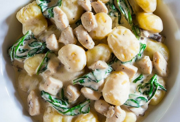 Gnocchi s česnekem, špenátem a kuřecím masem