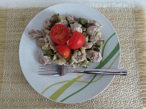 Dušený lilek s kuřecími kousky a sýrem