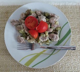 Dušený lilek s kuřecími kousky a sýrem