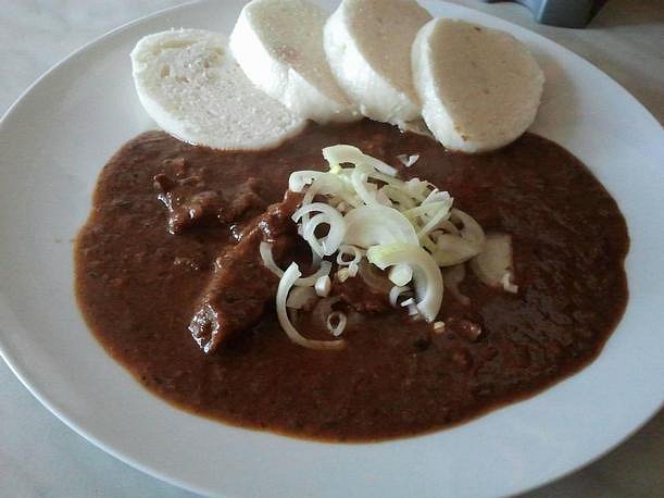 Guláš z divočáka (kančí guláš)