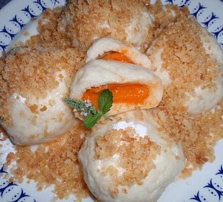 Meruňkové knedlíky - kynuté