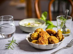 Falafel z horkovzdušné fritézy s bylinkovým dipem
