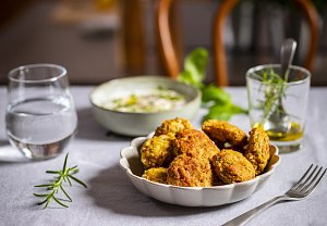 Falafel z horkovzdušné fritézy s bylinkovým dipem