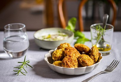 Falafel z horkovzdušné fritézy s bylinkovým dipem