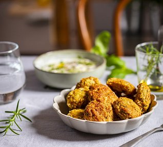 Falafel z horkovzdušné fritézy s bylinkovým dipem