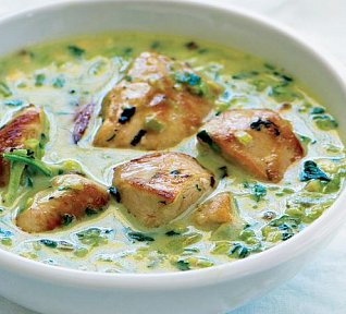 Karí z karamelizovaného pórku a kuřete s kokosem