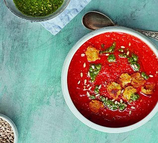 Rajčatová polévka s petrželovým pestem