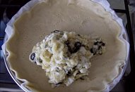 Slaný bramborový koláč se sýrem a olivami