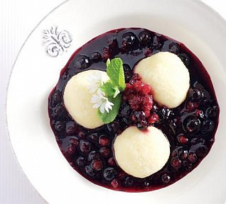 Jáhlové knedlíky s ovocnou omáčkou