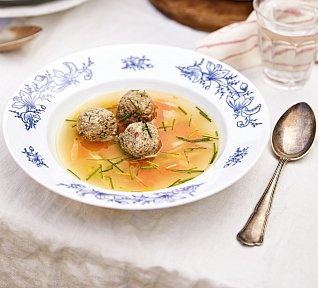 Polévka s játrovými knedlíčky a máslovou zeleninou