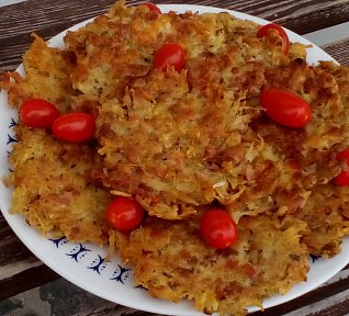 Bramboráky s chlebem a uzeninou