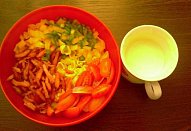 Těstovinovo-zeleninový salát s osmaženou uzeninou