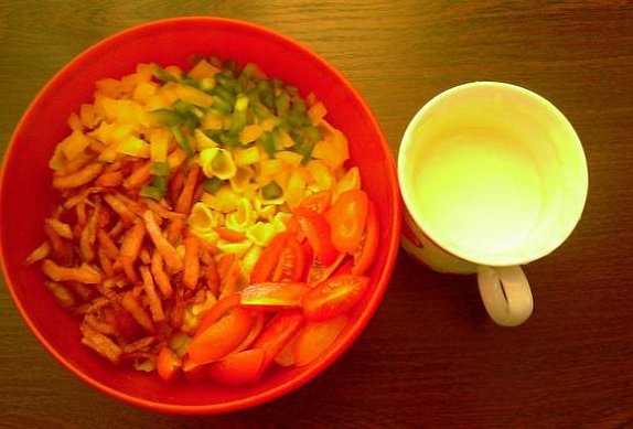 Těstovinovo-zeleninový salát s osmaženou uzeninou