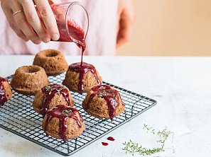 Mini bábovky s ostružinovou omáčkou