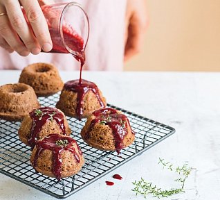 Mini bábovky s ostružinovou omáčkou