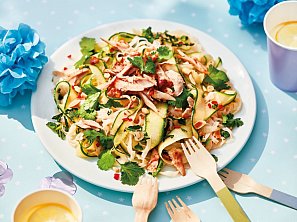 Salát z rýžových nudlí s kuřetem