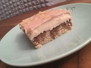 Piškotový dort s pudinkem a čoko polevou