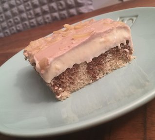 Piškotový dort s pudinkem a čoko polevou