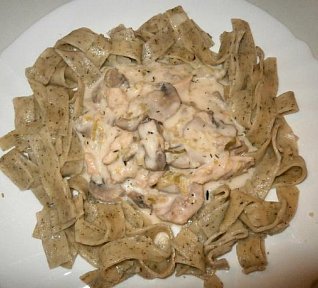 Kuřecí maso s pórkem a žampiony ve smetanové omáčce