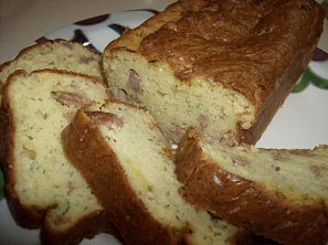 Slaný chlebíček s cuketou, klobásou a rozmarýnem