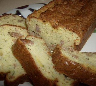 Slaný chlebíček s cuketou, klobásou a rozmarýnem