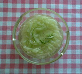 Okurkový salát-sladkokyselý