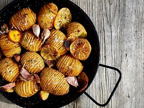 Pečené brambory s česnekem a citronem