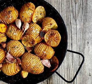 Pečené brambory s česnekem a citronem