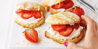 Máslové koláčky s crème fraîche a jahodami