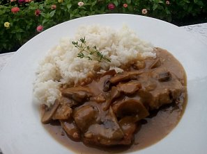 Kýta v žampionové omáčce