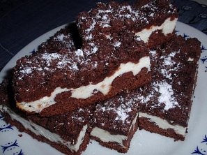 Drobenkový kakaový koláč s tvarohem Drobenkový kakaový koláč s tvarohem
