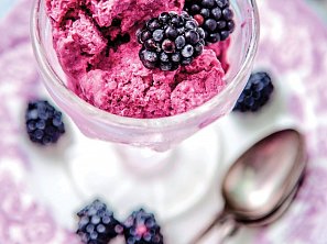 Tvarohová zmrzlina s ostružinami