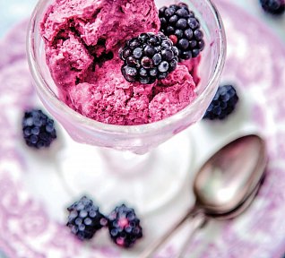 Tvarohová zmrzlina s ostružinami