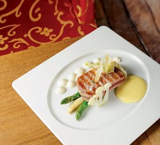 Pečený tuňák s chřestem a holandskou omáčkou