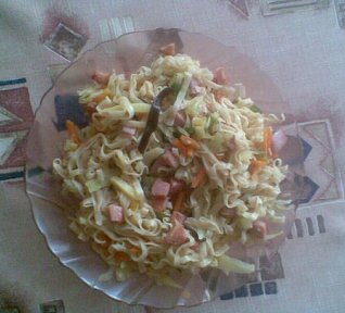 Nudle se šunkou a zeleninou