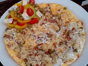 Omeleta s hráškem, uzeným a těstovinou