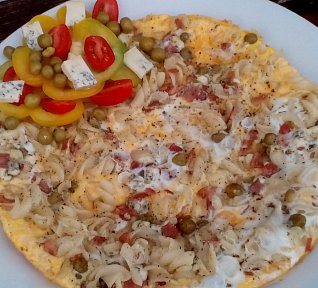 Omeleta s hráškem, uzeným a těstovinou