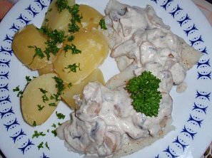 Ryba s houbovo-smetanovou omáčkou Ryba s houbovo-smetanovou omáčkou