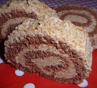 Ořechová roláda s piškotovo-kávovou náplní