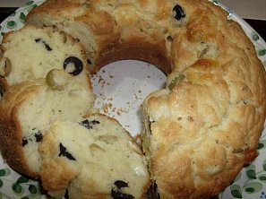 Slaná bábovka s olivami