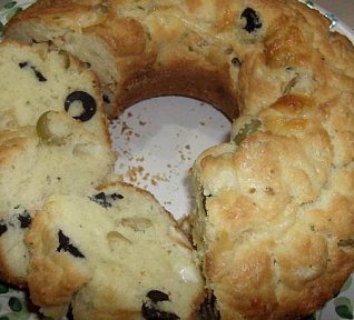 Slaná bábovka s olivami