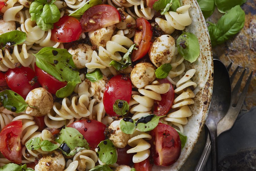 Těstovinový salát Caprese