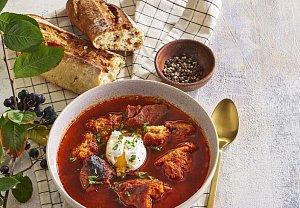 Baskická česnečka s vejci a uzenou paprikou