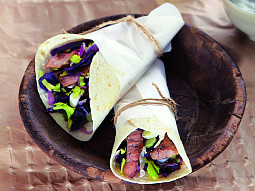 Tortilla se zelím a masem