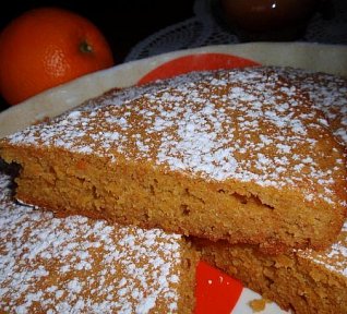 Mrkvovo-medový koláč s pomerančem