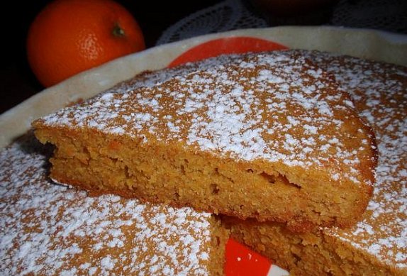 Mrkvovo-medový koláč s pomerančem